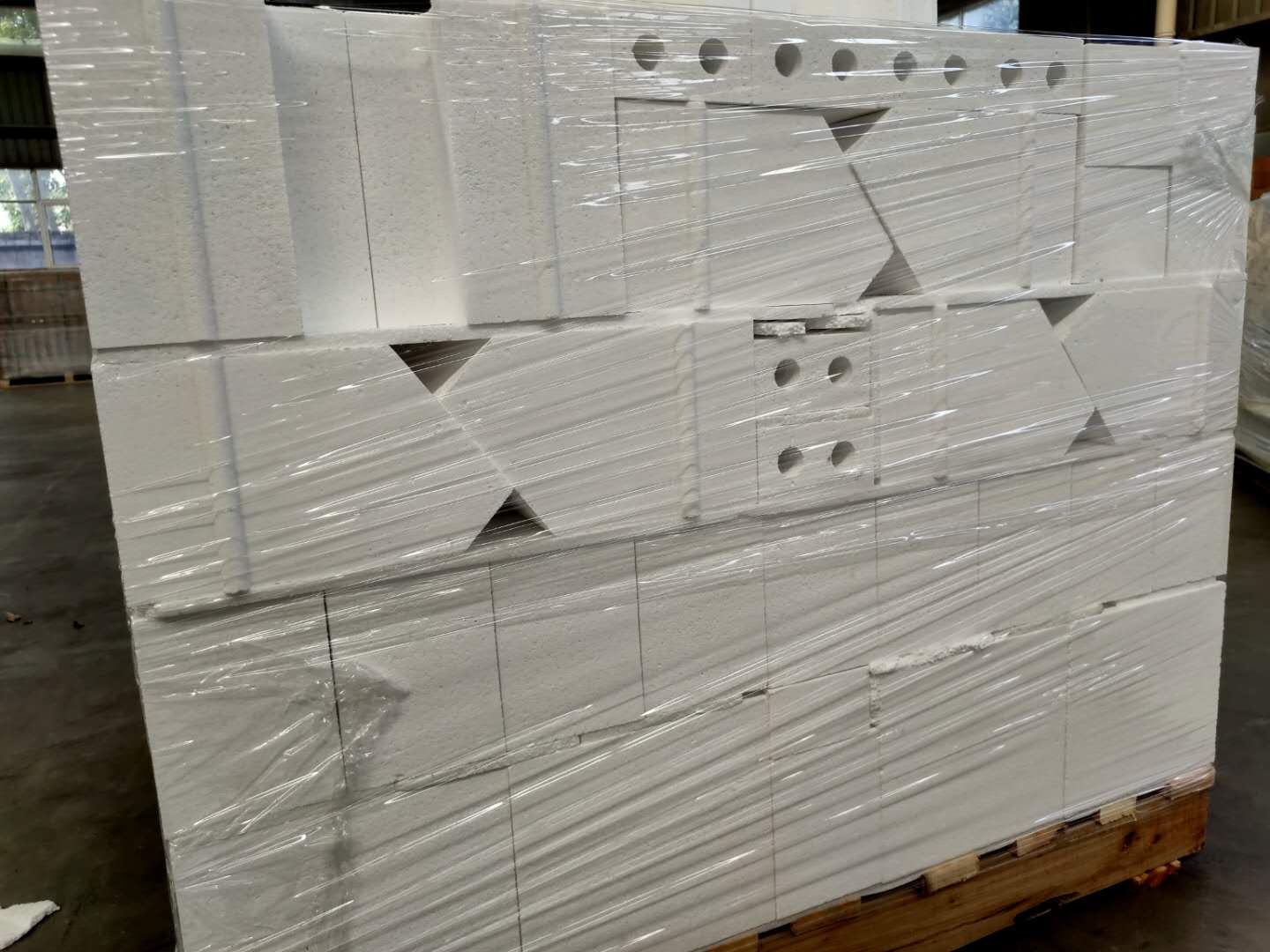 Al2O3 Raw Material Corundum Mullite Brick for Refining Furnace OEM Offered by Professional