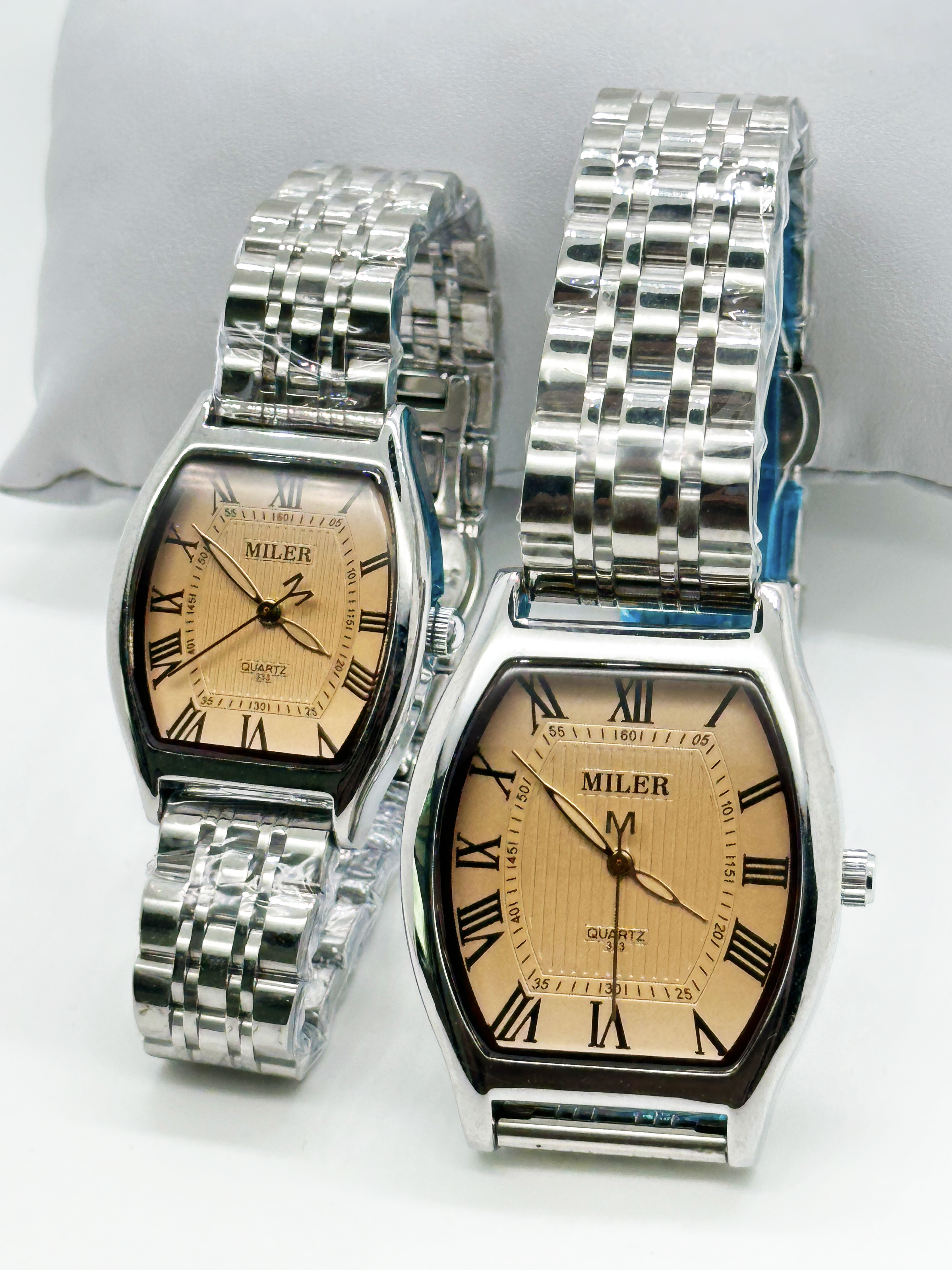 Elegant Analog Quartz Stylish Couple Watch With Stainless Steel Case And Buckle Strap