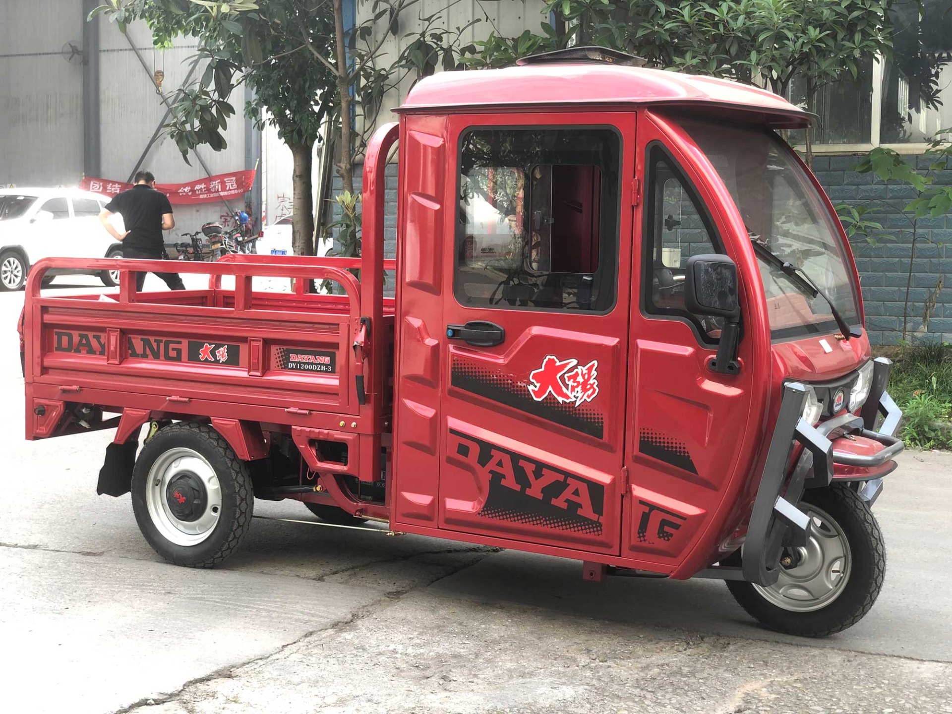 Electric Cargo Tricycle Motorized Tricycles 3 Wheel DY3-150 with Max Speed of 45km/h