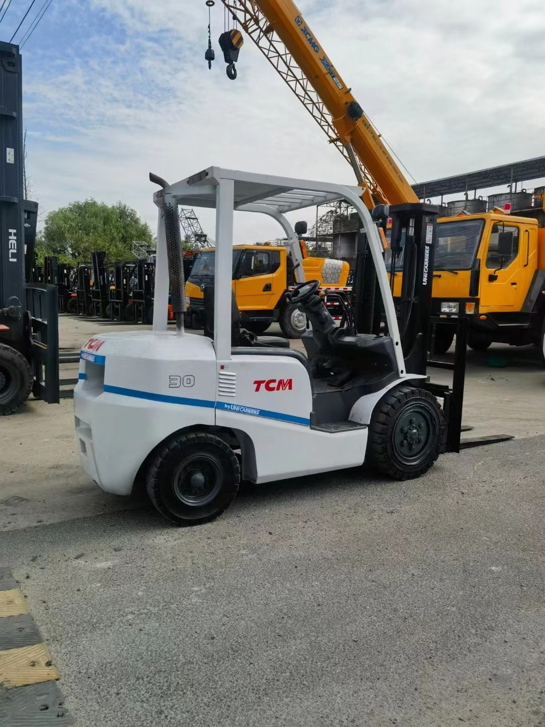Used diesel forklift with a 3-ton load capacity TCM internal combustion forklift