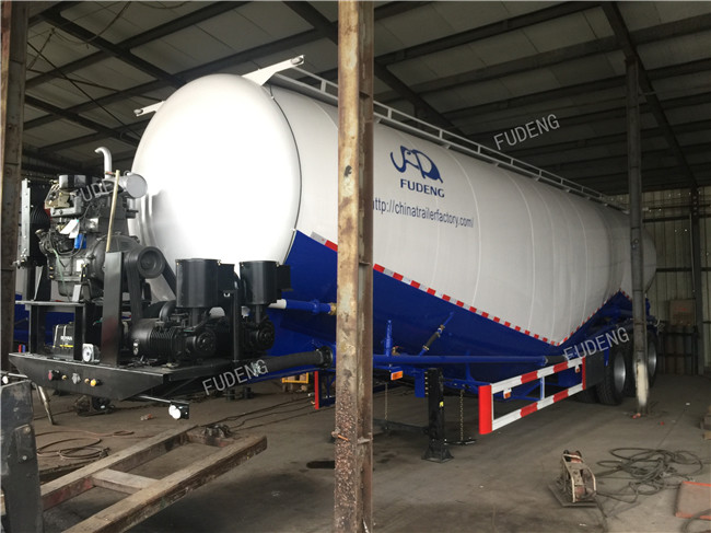 High Capacity 3 Axle Bulk Cement Trailer , Tanker Truck Trailer Double Cabins