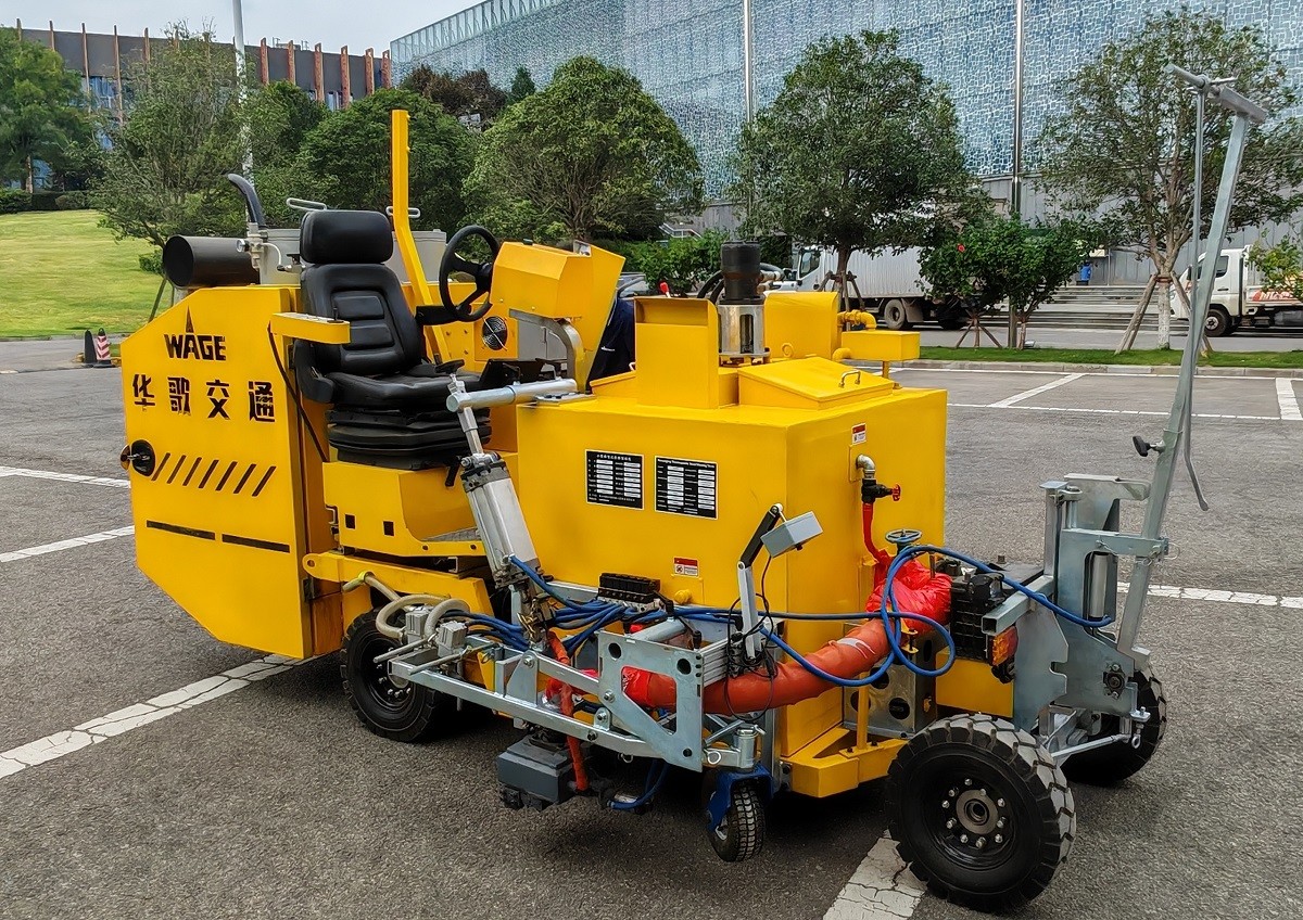 Middle Size Passenger Driving Thermoplastic Road Marking Truck Version Thermoplastic Marking Thickness 1.2-3.0mm