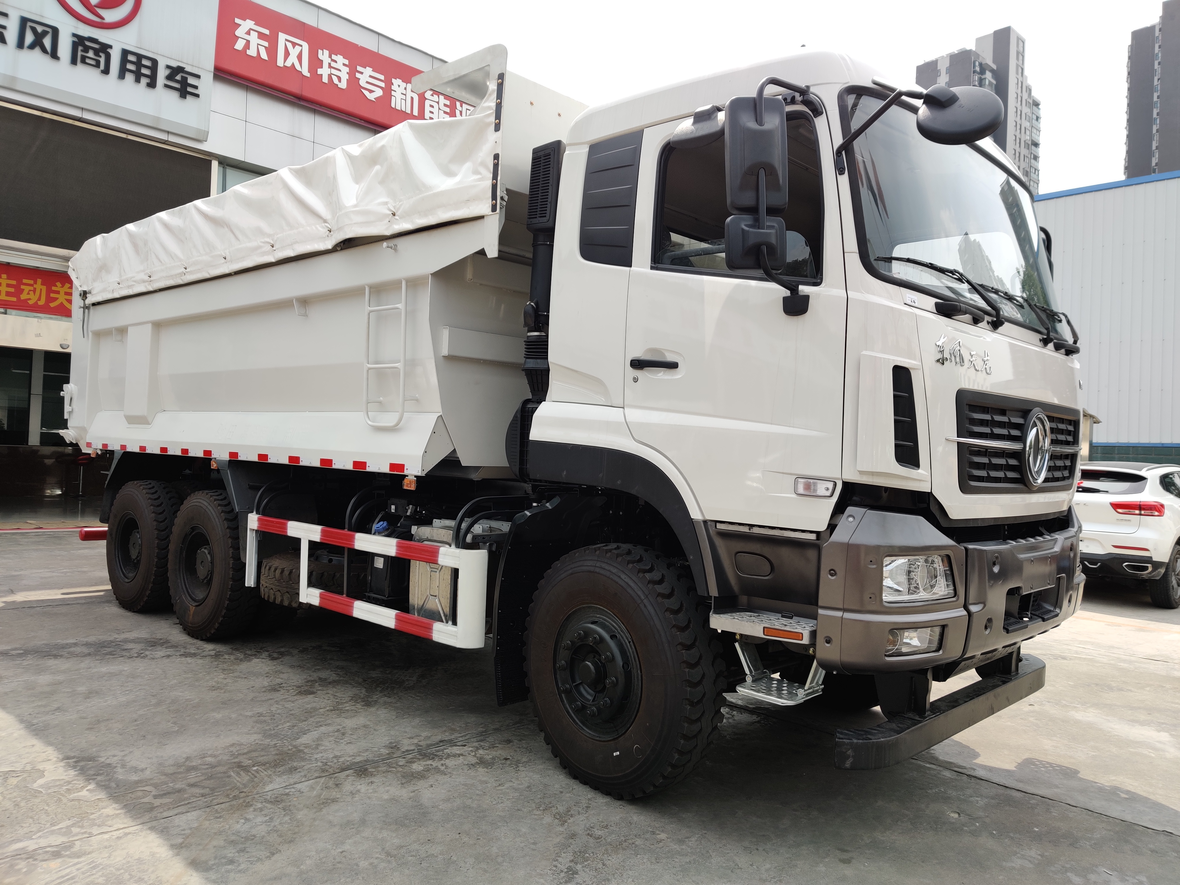 ESC System Equipped 30 Tonner Dump Truck 6*4 for Mining Transportation