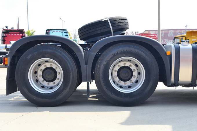 Shacman Heavy Truck High-Roof Air-Conditioning Shroud 560 Horsepower 16-Speed 6X4 AMT Tractor
