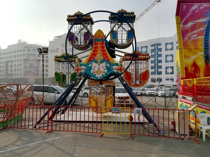 Miniature Amusement Park Ferris Wheel With Vibrant Colors Decoration