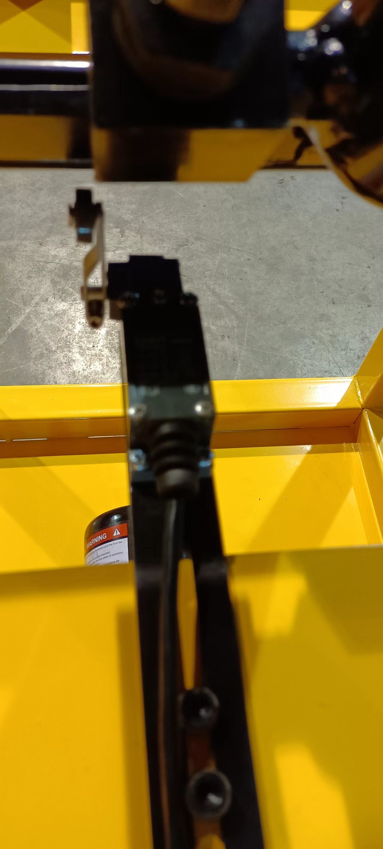 RAL1028 1500mm Hydraulic Mobile Scissor Lift Table Q345B Industrial Hydraulic Lift