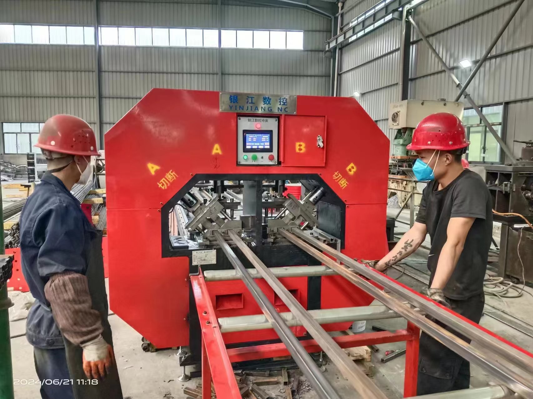 2500kg Automatic 6 Meter Hydraulic Blue Punching Press Machine For 5mm Metal Cutting Processing