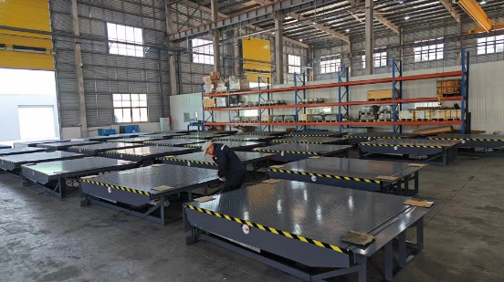 Grey Hydraulic Dock Levelers For Loading Bays And Warehouses