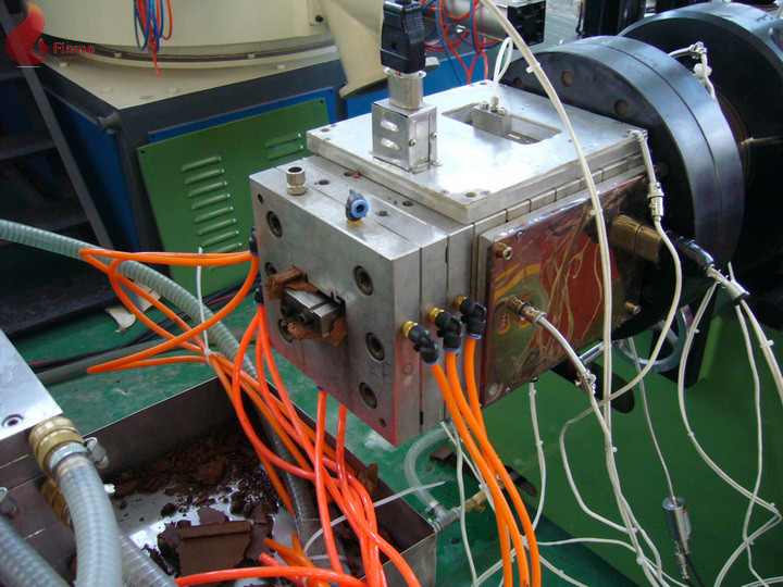 Multi hole cable duct PVC profile production line with Haul off Vacuum Calibration Table