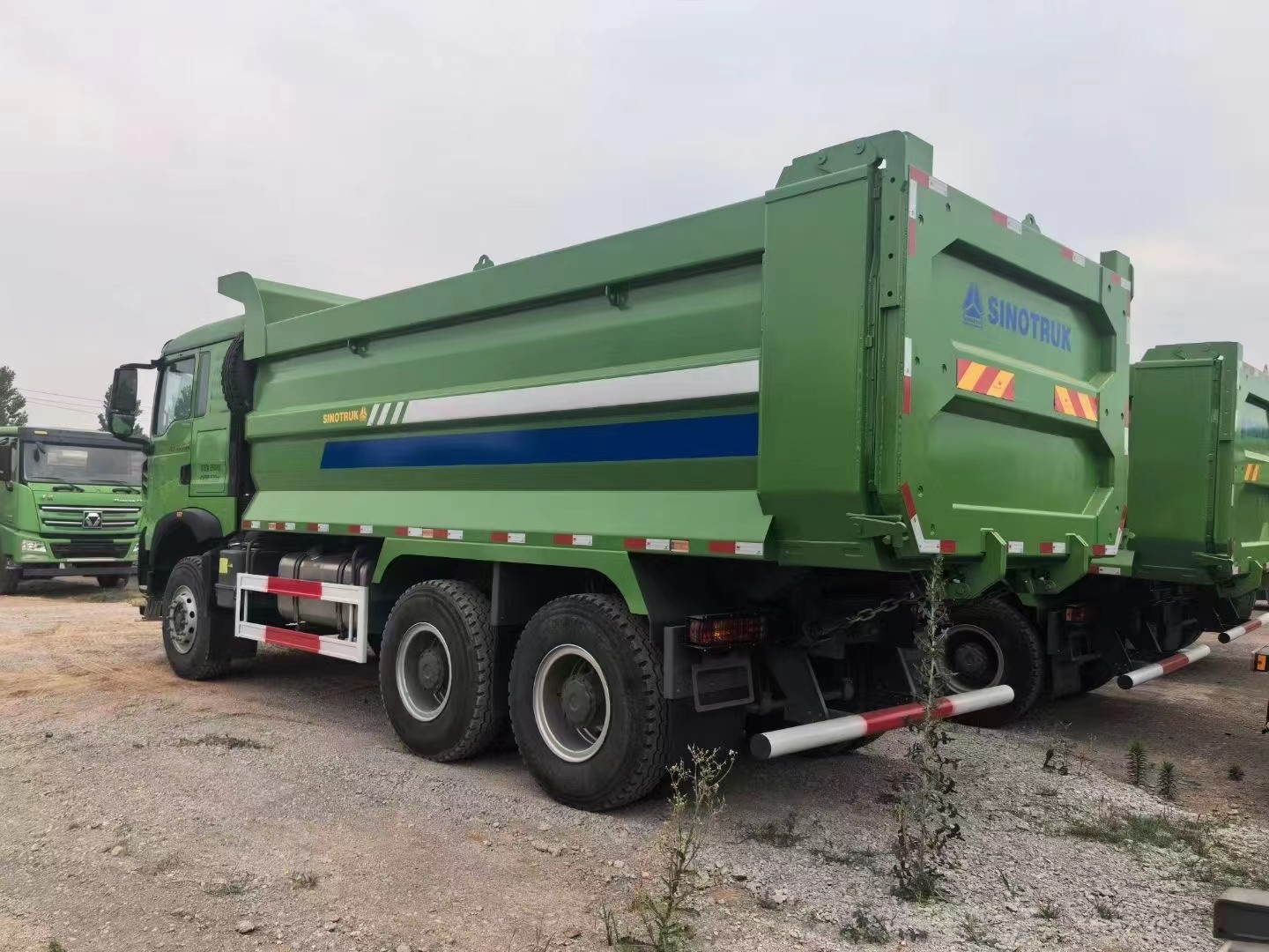 Dump Trucks Sino 400 Hp Brand New 6*4 Drive Mode With 40 Tyre Howo TX Tipper In Stock