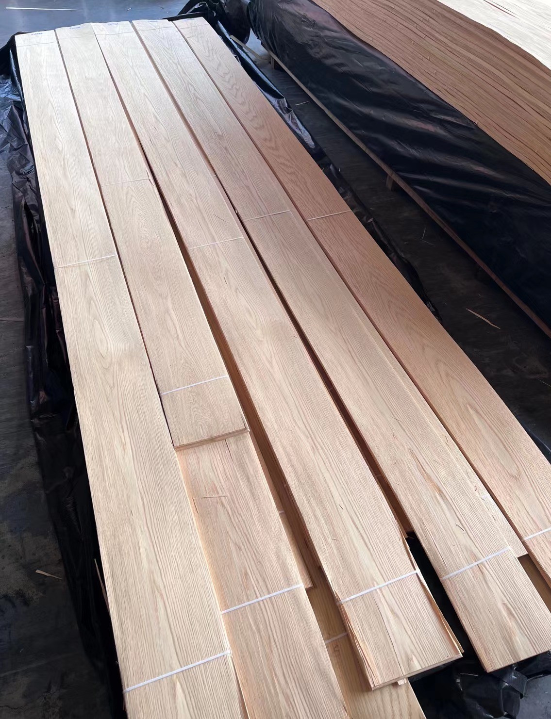 Factory Sales Natural White Oak Veneer 0.3mm 0.5mm 1mm Furniture Cabinet Doors Walls Decorative Wood Veneer