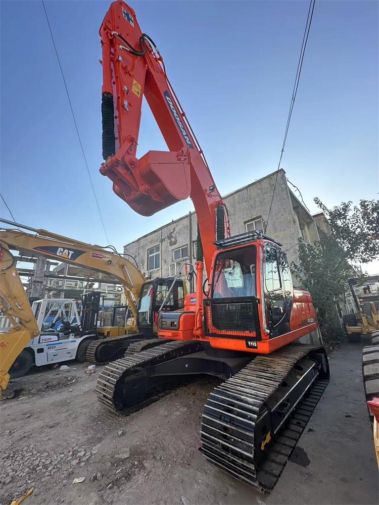 Korean Made Doosan DX225 Excavator 2022 Year 1400 Working Hours Used for Construction