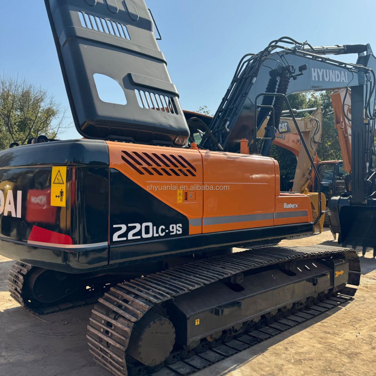 Selling 90% of new and second-hand Hyundai 220 excavators, old excavators, and old hook machines at a low price