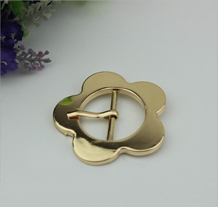 Design simple 32 mm light gold large flower belt buckle pin buckle bag cover head decoration for clothing hardware