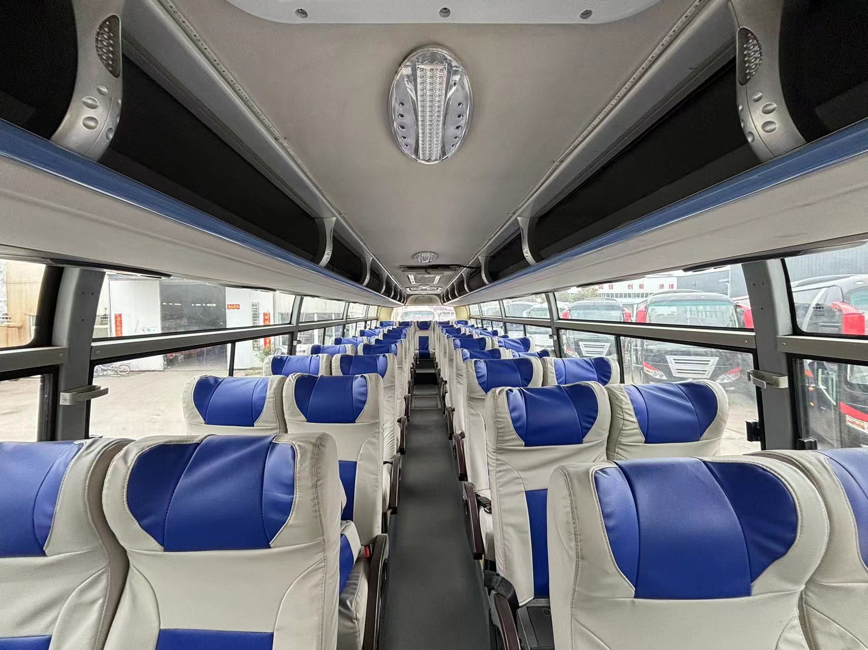 50 Seater Passenger Coach Bus with Customized Color Design and Euro 3 Emission Standard