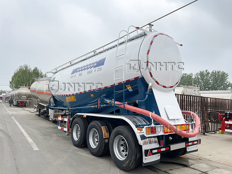 SINOTRUK 3 Alxes Bulk Cement Trailer Diesel Engine 50 Ton 45 Cbm