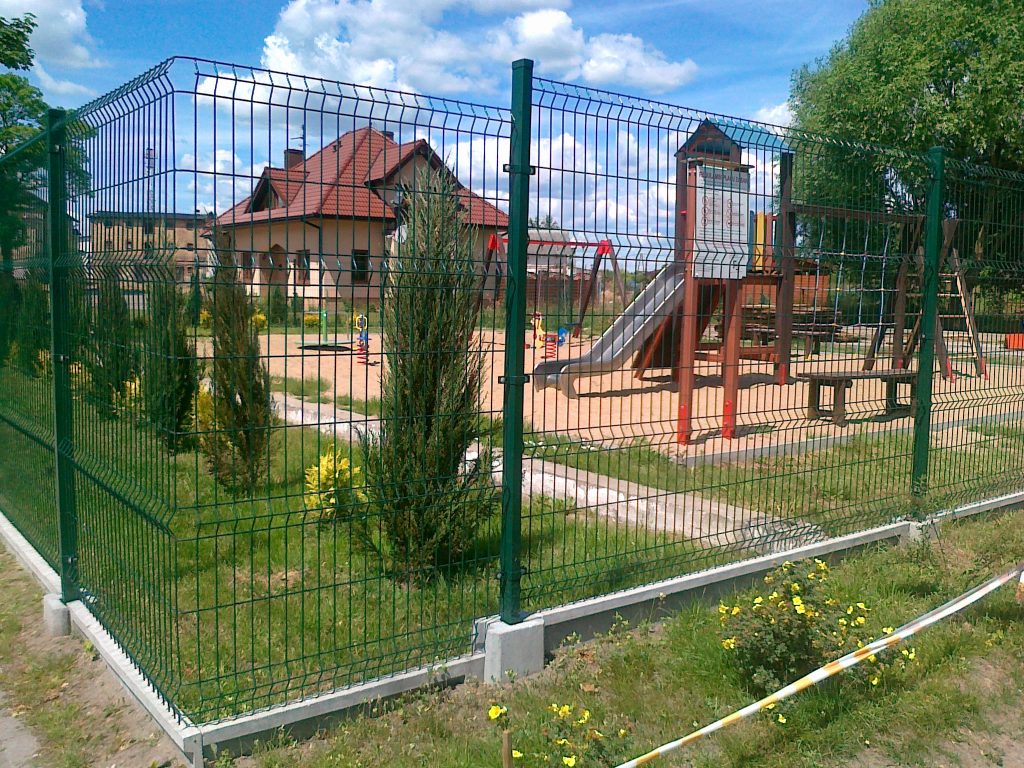 Low Carbon Steel Wire Hot Dipped Galvanized 3D Curved Fence for Garden and Arena Sale