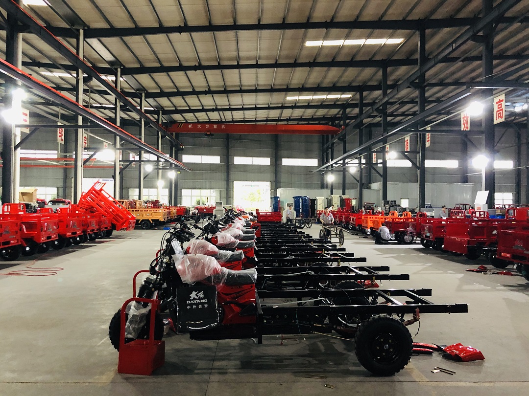 Dayang 3wheels Motorcycle Tricycle with Customized Cargo Box Size 2.4*1.5 and 12V Power