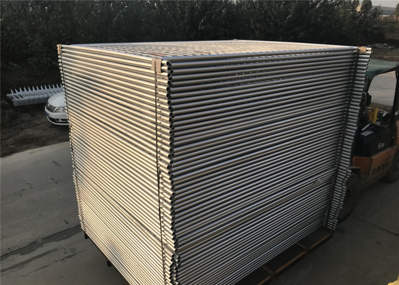 AS4687-2007 Standard temporary fence panels 2.1mx2.4m 14 microns and 42 microns hdg standard construction fence panel