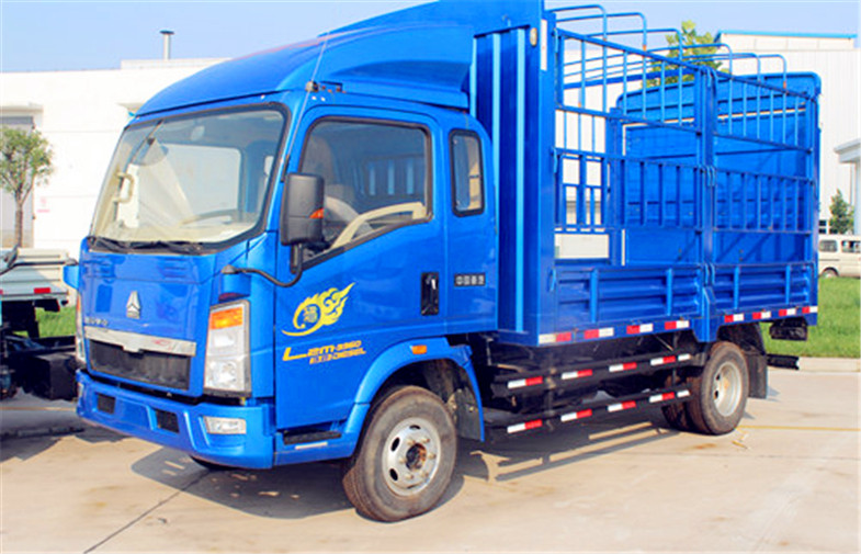 Q235 4x2 Light Cargo Truck For 8 - 10 Ton Load Capacity Sinotruk Howo7 Brand