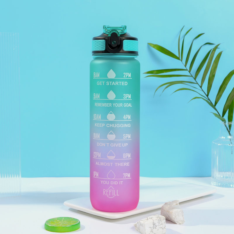 Fashionable Gradient Color Frosted Plastic Sports Water Bottle 750ml Cycling Water Bottles Custom Keep Yourself Hydrated Lightweight Durable