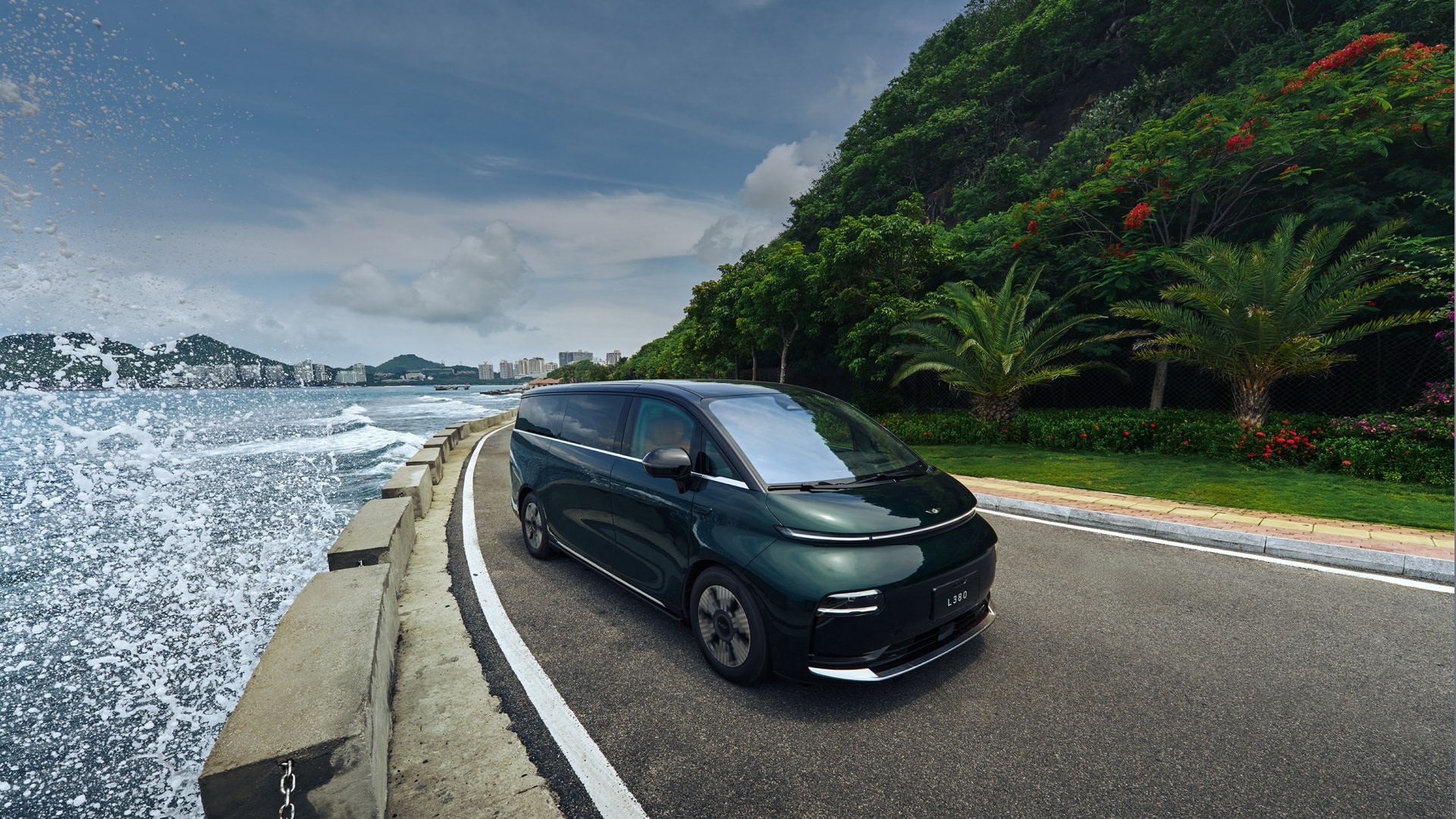 5-Door 6-Seater Body Structure 2024 LEVC L380 Pure Electric MPV with Length * Width * Height of 5316x1998x1940MM