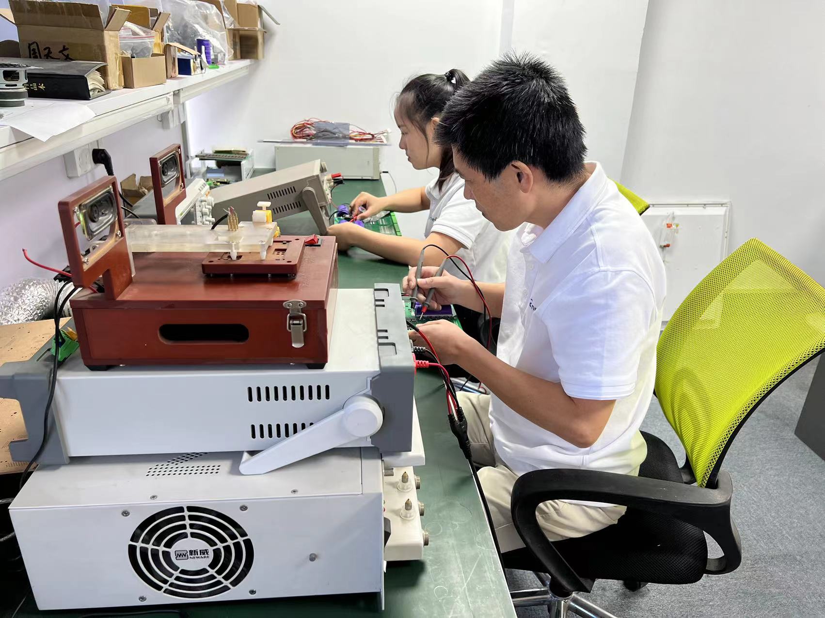 Enerkey engineer is testing enerkey storage smart bms