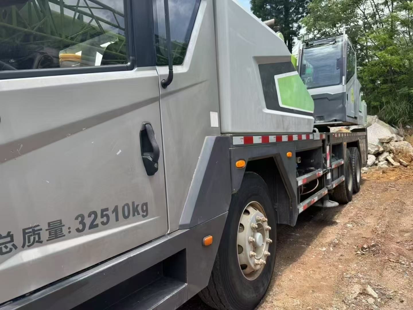 Five-Arm Crane JibZTC251E552 2020 Years Zoomlion Mobile Crane 300tons for Heavy-Duty Construction Projects