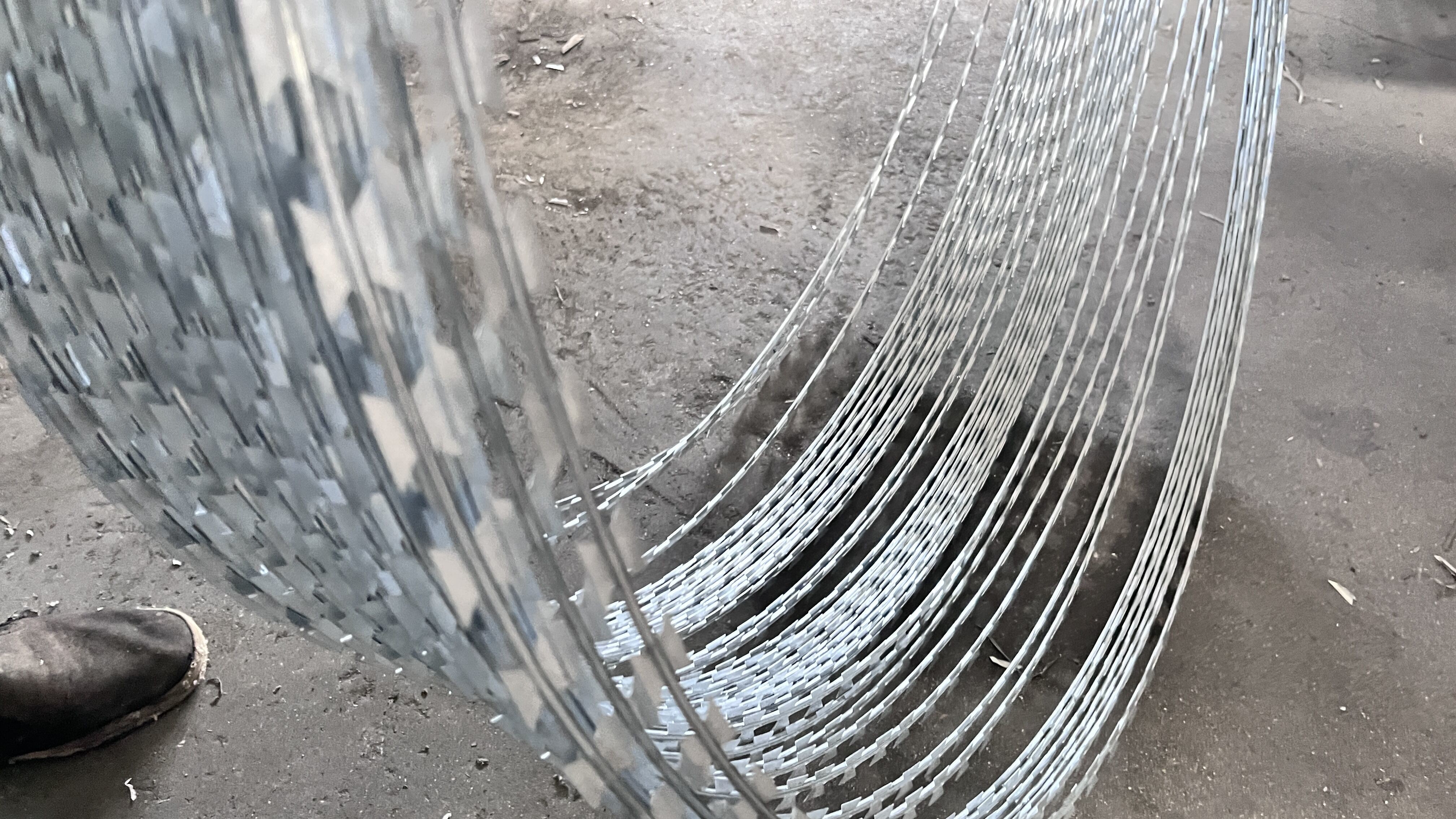 Easy to Construct Razor Barbed Wire with Good Deterrence Effect