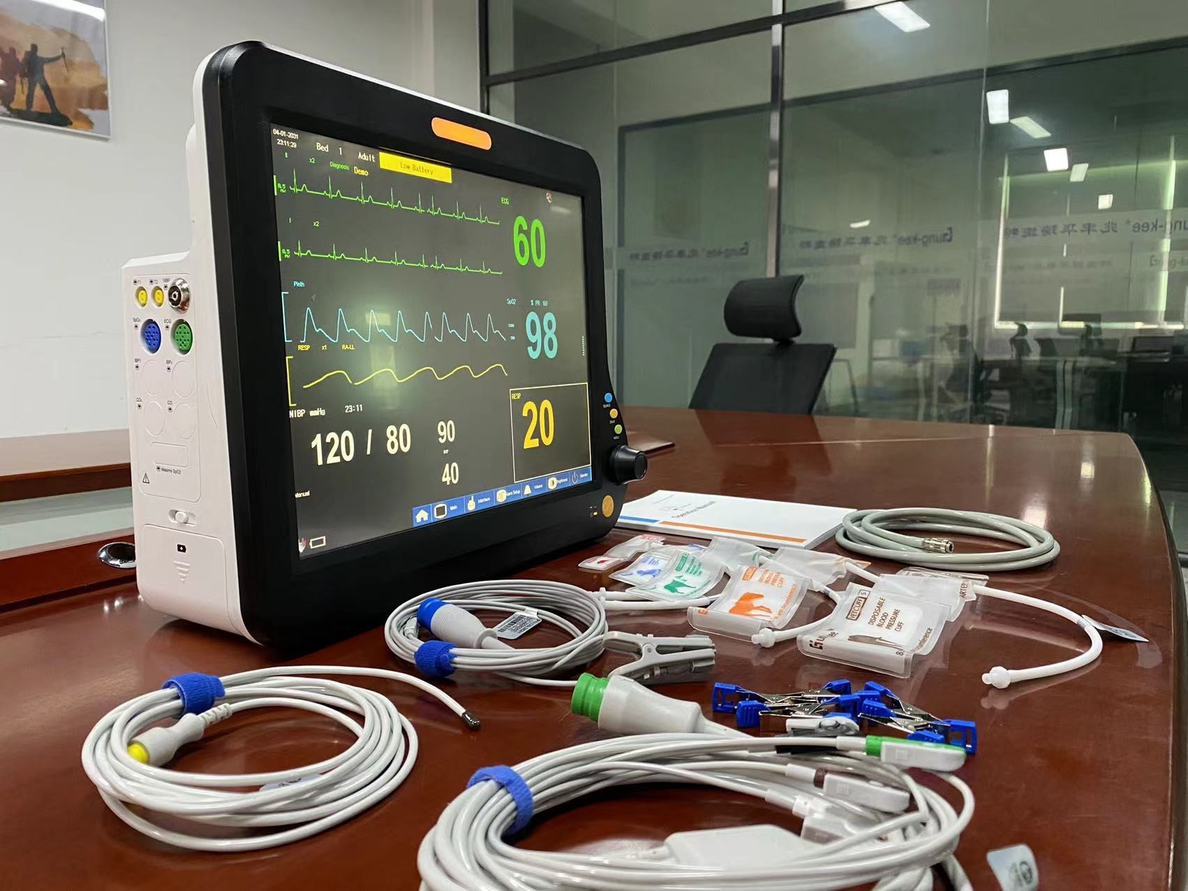 Portable Veterinary Surgical Monitors , 12.1 Inch Veterinary Vital Signs Monitor