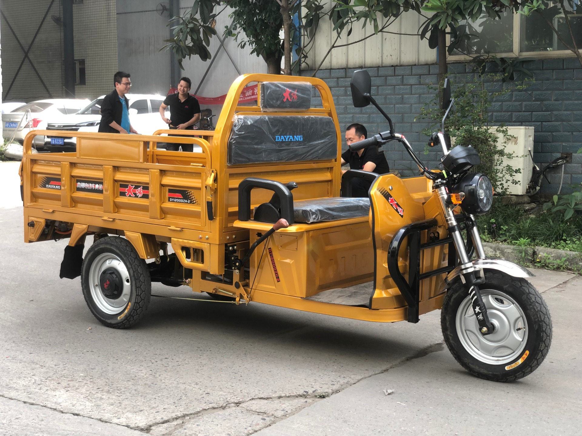 72V 1000W Electric Adult Tricycle for Cargo Max Body Trip Power Rickshaw Yellow