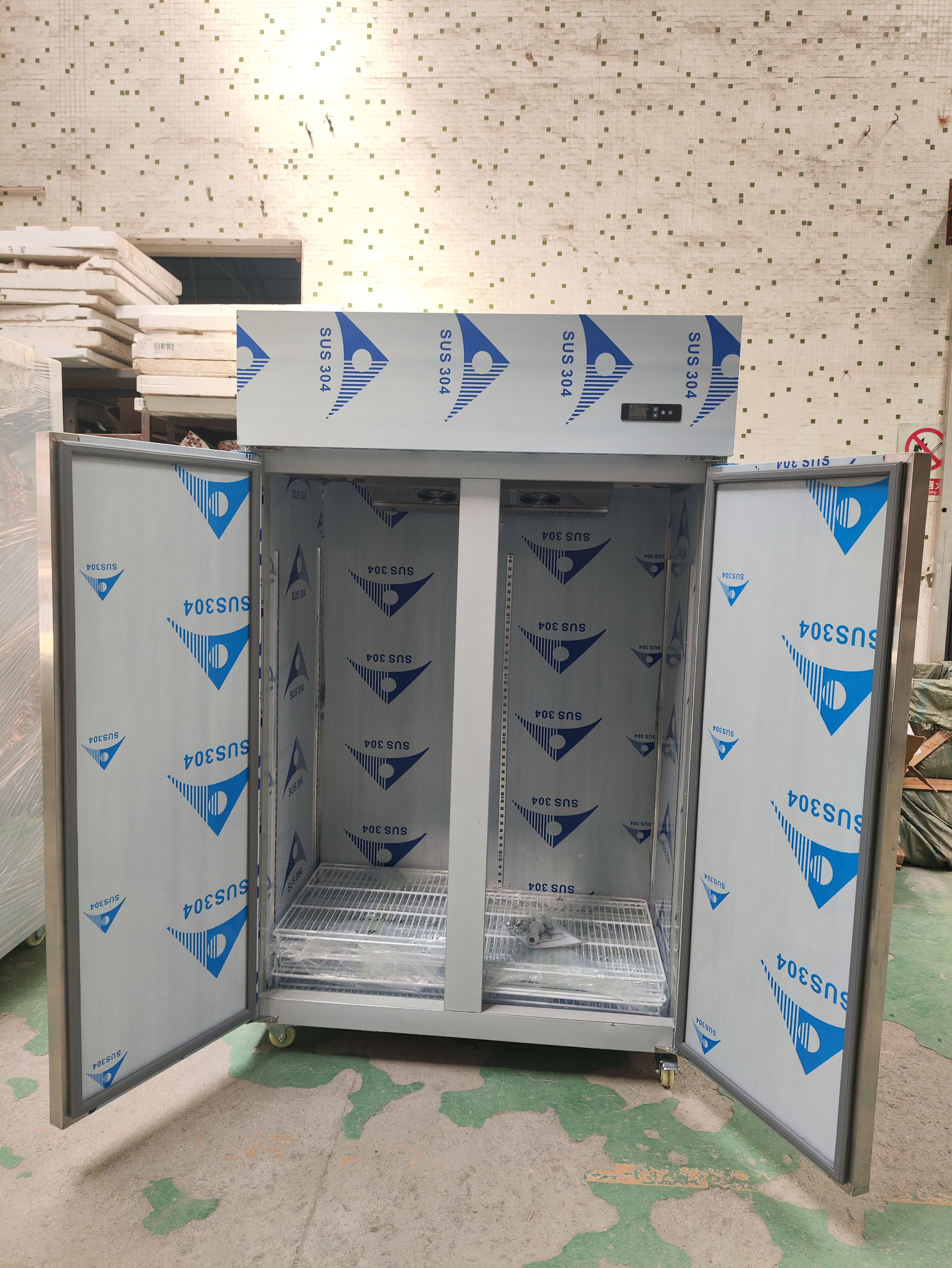 Commercial 2 Doors Upright Chiller Stainless Steel 304 Kitchen Fridge
