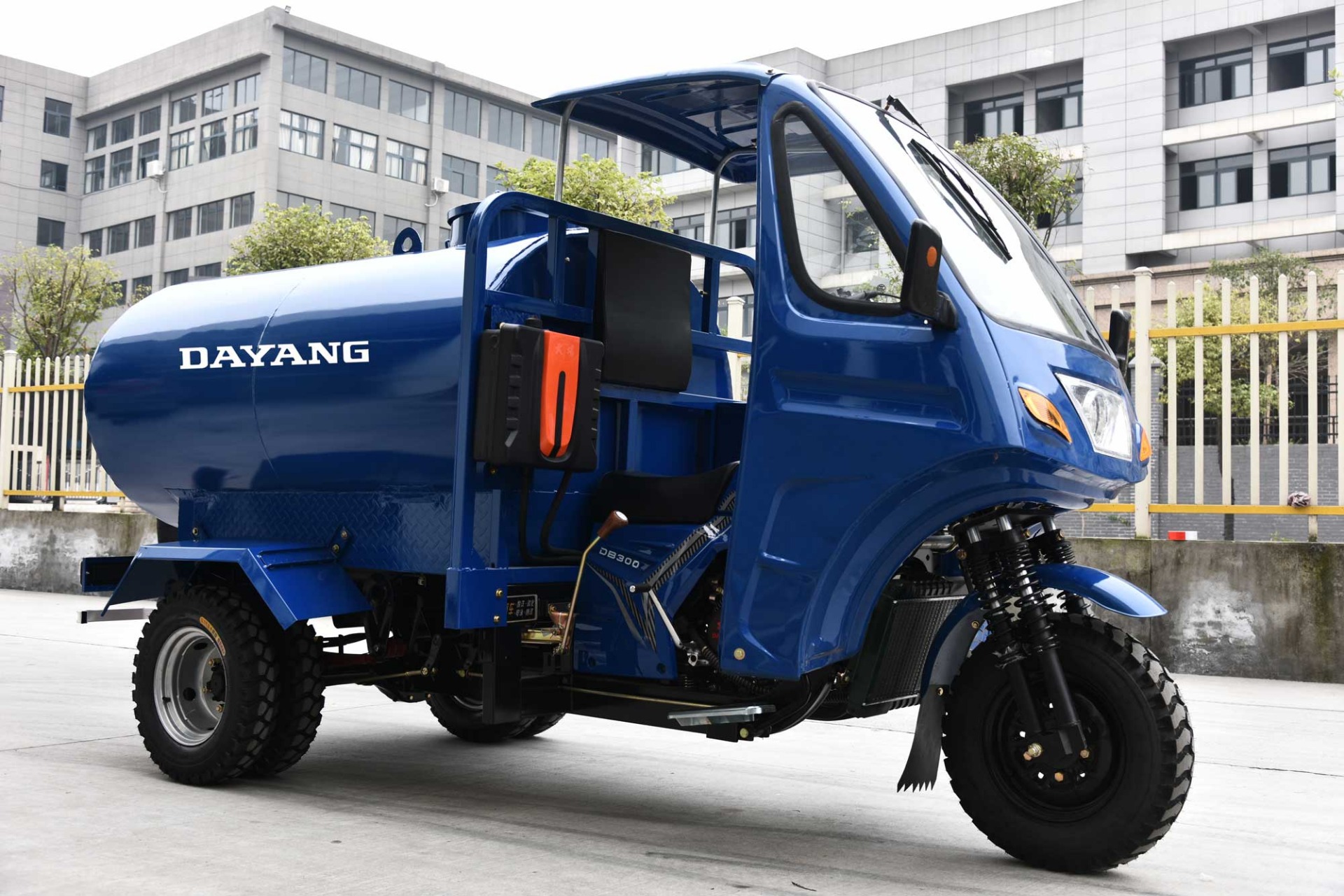 200cc/250cc/300cc Water Cooled Engine Blue Color 1600L Cargo Water Tank Tricycles