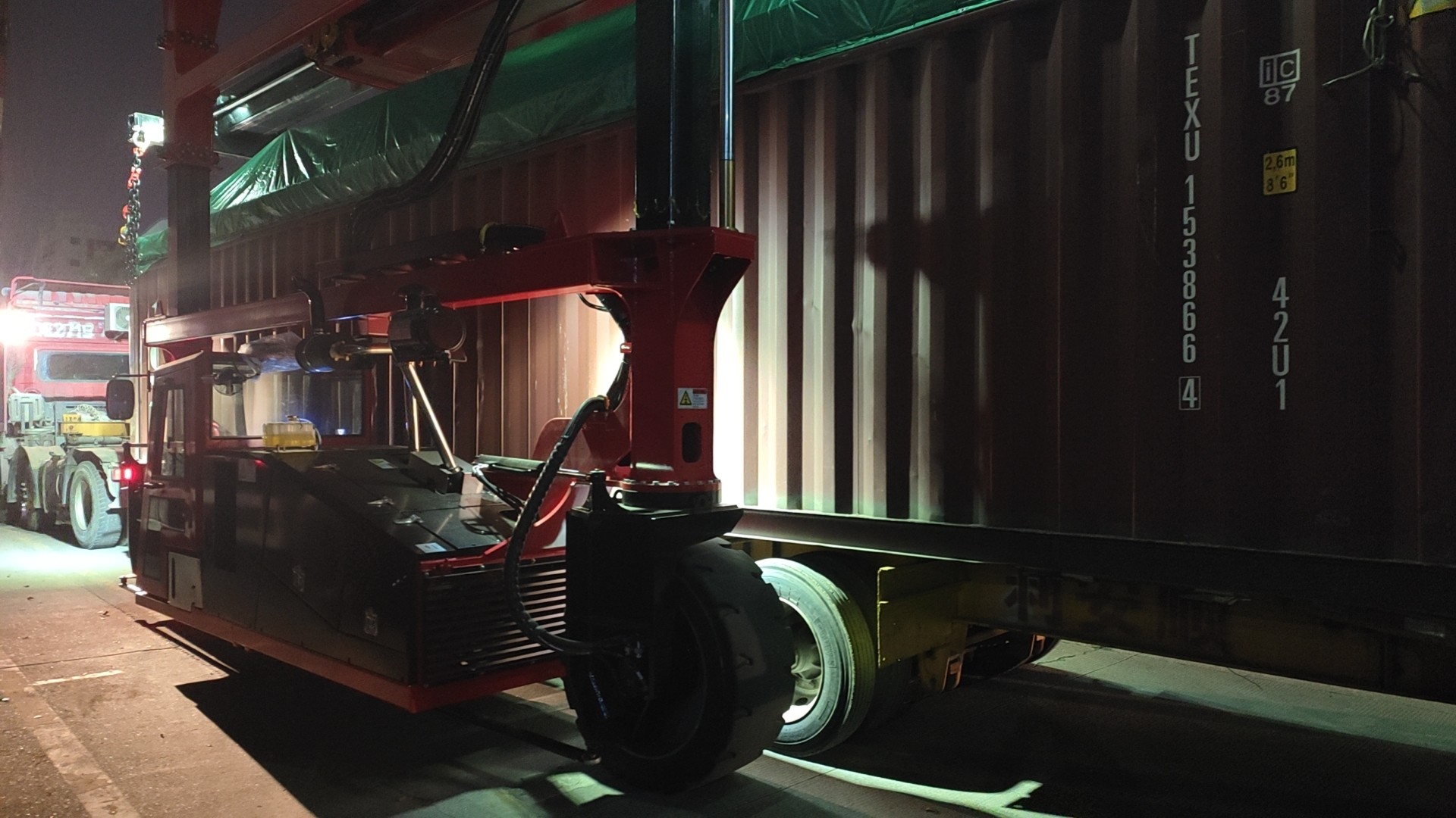 2 Stacks Container Straddle Carrier Truck 35 Ton With 20' 40' Automatic Spreader