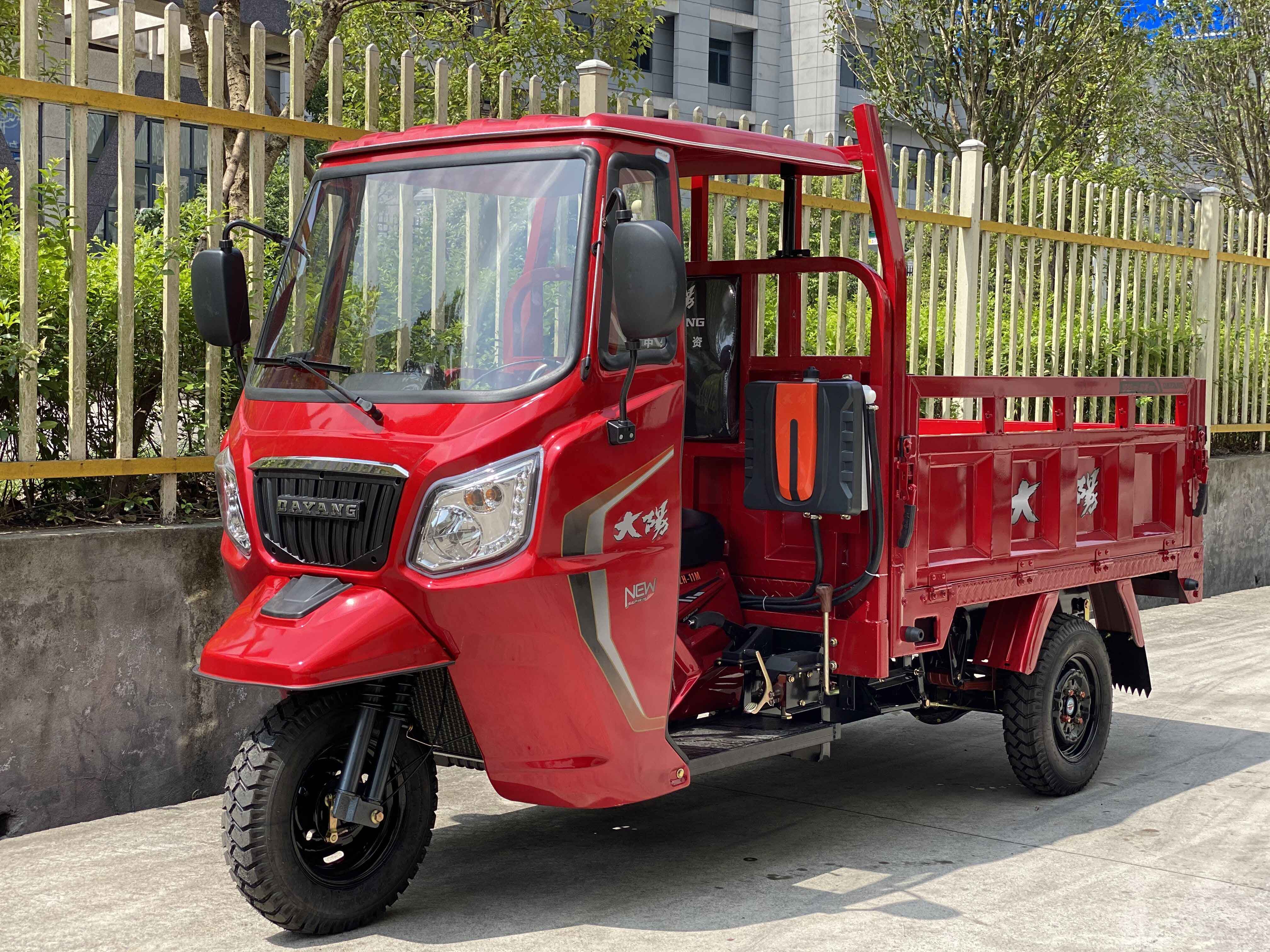 800W DAYANG Semi Cabin Cargo Tricycle with 250cc Engine and Hydraulic Strut Motorcycle