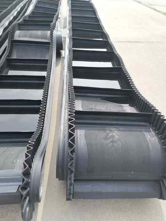 EP250 EP300 Inclined Conveyor Belts for Fertilizer Sand with Reduced Civil Construction Investment