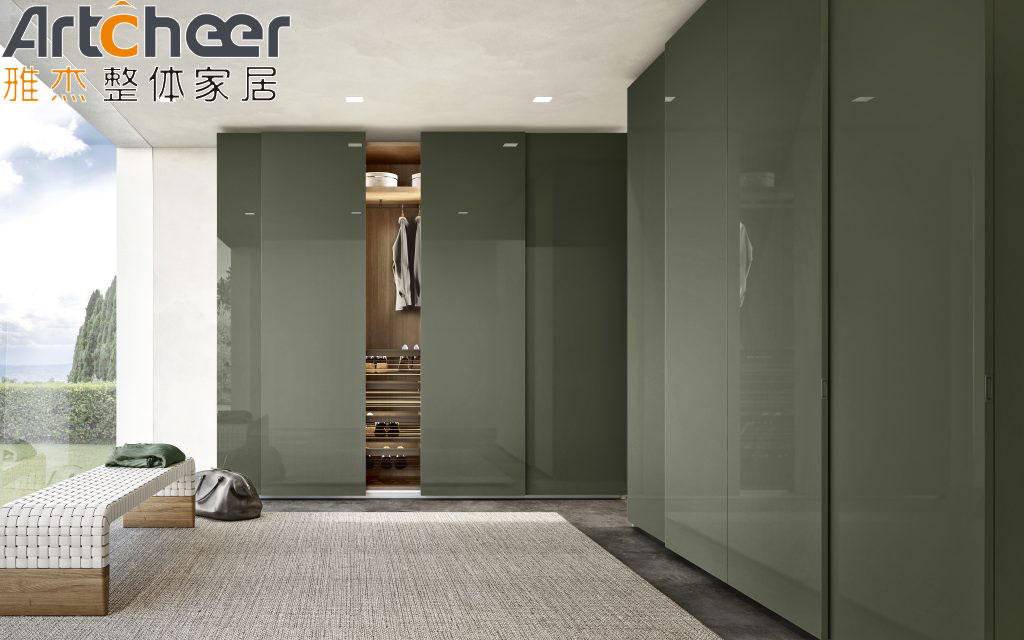 Customized Size Sliding Door Wardrobe in High Gloss Lacquer Finish with Mirror Effect