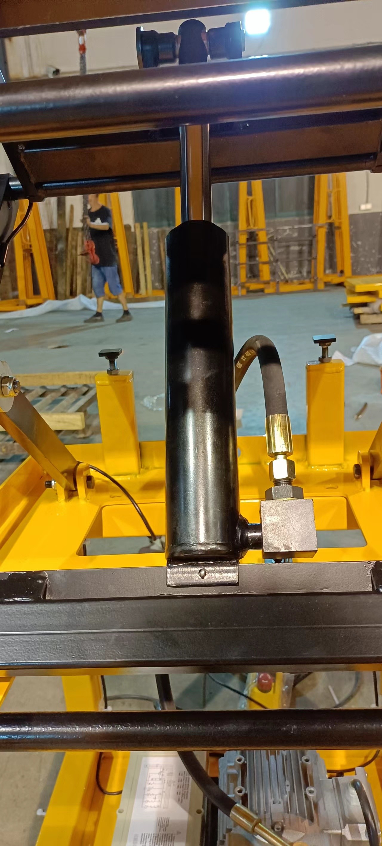 RAL1028 1500mm Hydraulic Mobile Scissor Lift Table Q345B Industrial Hydraulic Lift