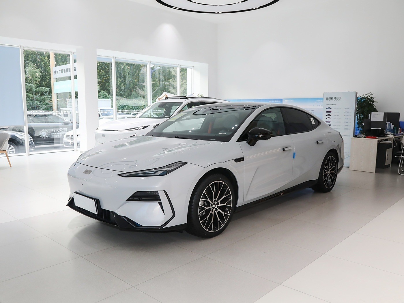 2024 Geely Galaxy E8 620km 4 Door 5 Seater Multiple Functions Smart Electric Ev Sedan Vehicle For Adult