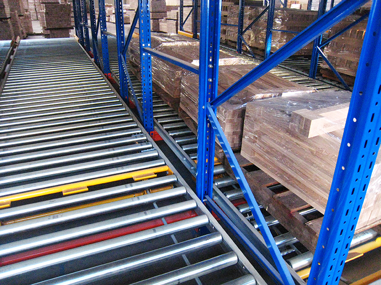 Warehouse Live Storage Gravity Flow Pallet Rack 1500kgs Load Capacity 2000-30000mm Depth