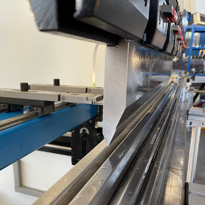 Carbon Steel 1000KN Torsion Bar Press Brake Net Weight 3000KG Main Motor Power 7.5KW 7MM