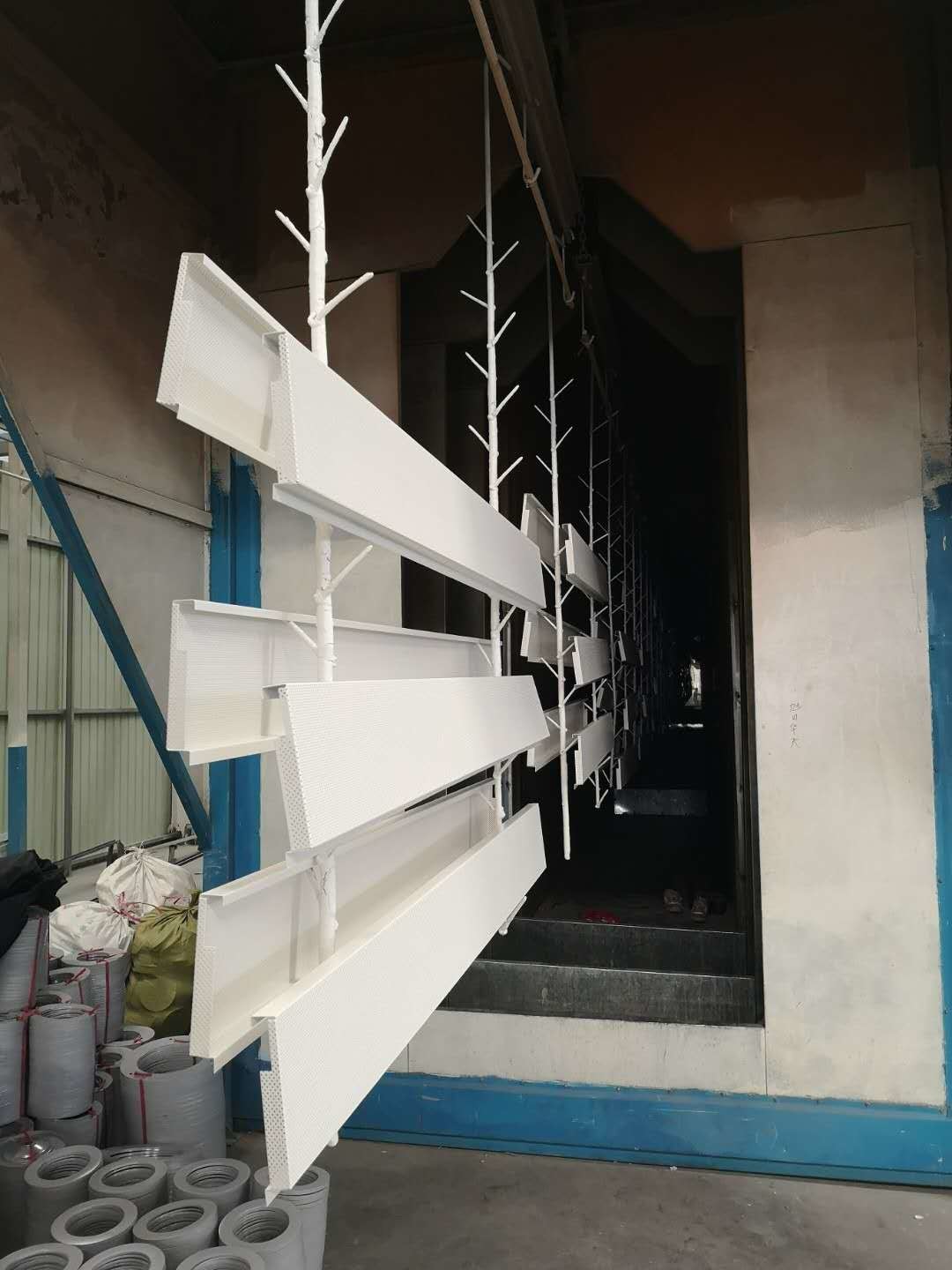 Black Color Irregular Hole Perforated Metal Plate For Curtain Wall