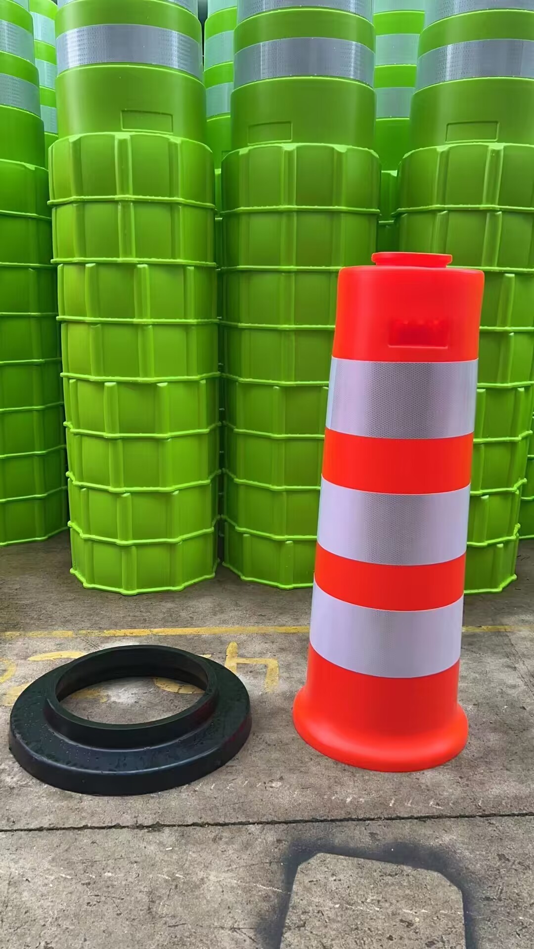 Traffic road orange barrier Uruguay Safety Warning Reflective with flashing yellow light Drum Barrel