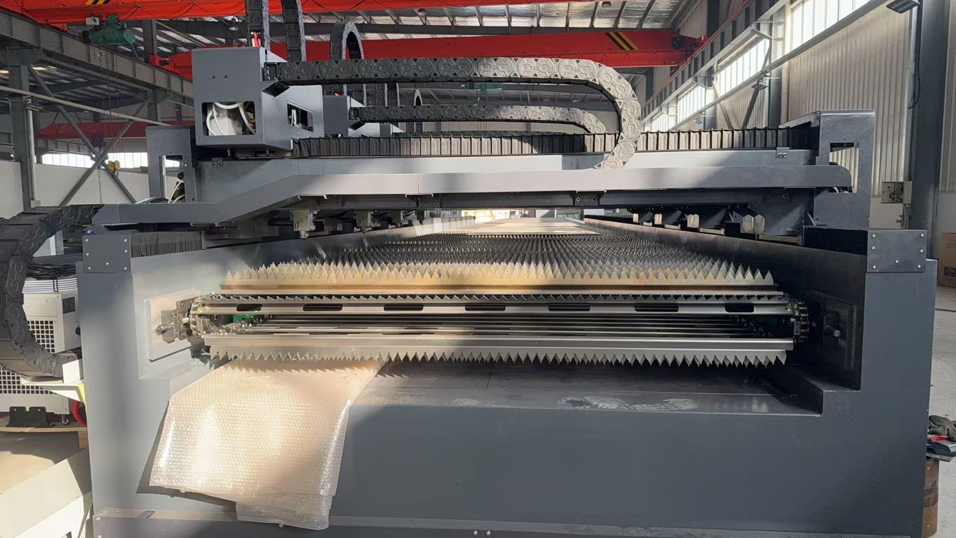 100m/min X-Y Maximum Speed Unrolling Laser Cutting Machine with 10000mm*1700mm Working Area and Fiber Laser Type