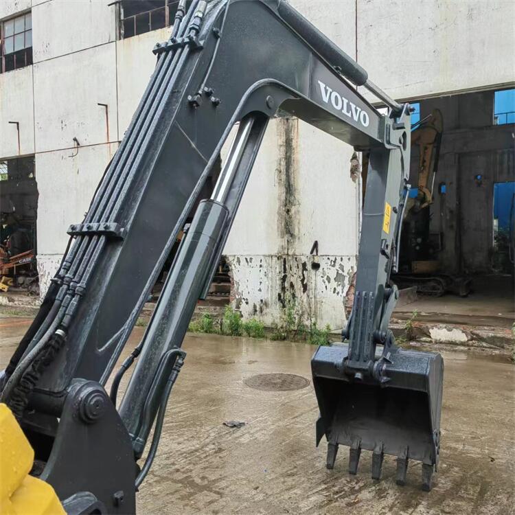 Shanghai Sale Used 6 Ton Excavator EC60D with Original Hydraulic Valve Made in Korea