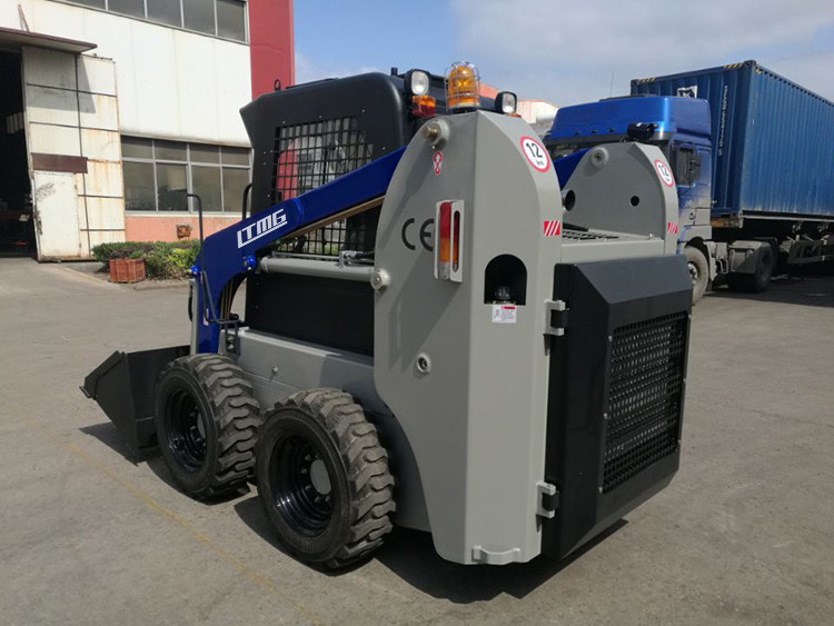 Four - Wheel Drive Skid Steer Loader 0.5 M³ Bucket Capacity Stable And Reliable