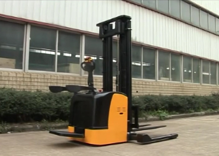 Rider Straddle Electric Pallet Stacker 2.5 - 5.6 Meters Lifting Height Multi Function