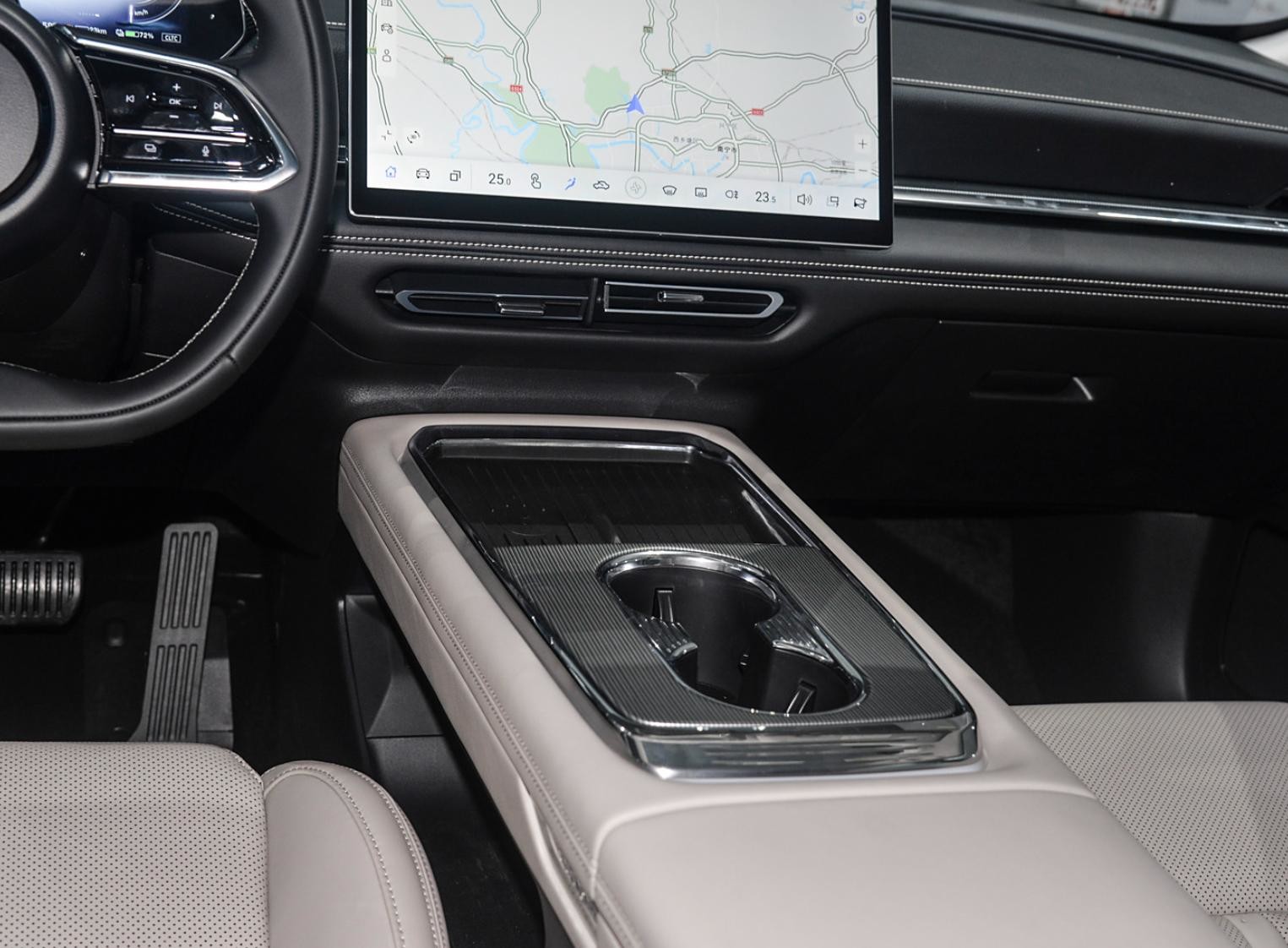 Spacious 5-Seater Electric Vehicle with 1200km Range and 160kW Power