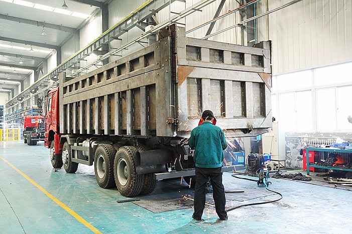 4x2 5 - 10T Sinotruk Howo7 Heavy Duty Dump Truck For Sand Transportation