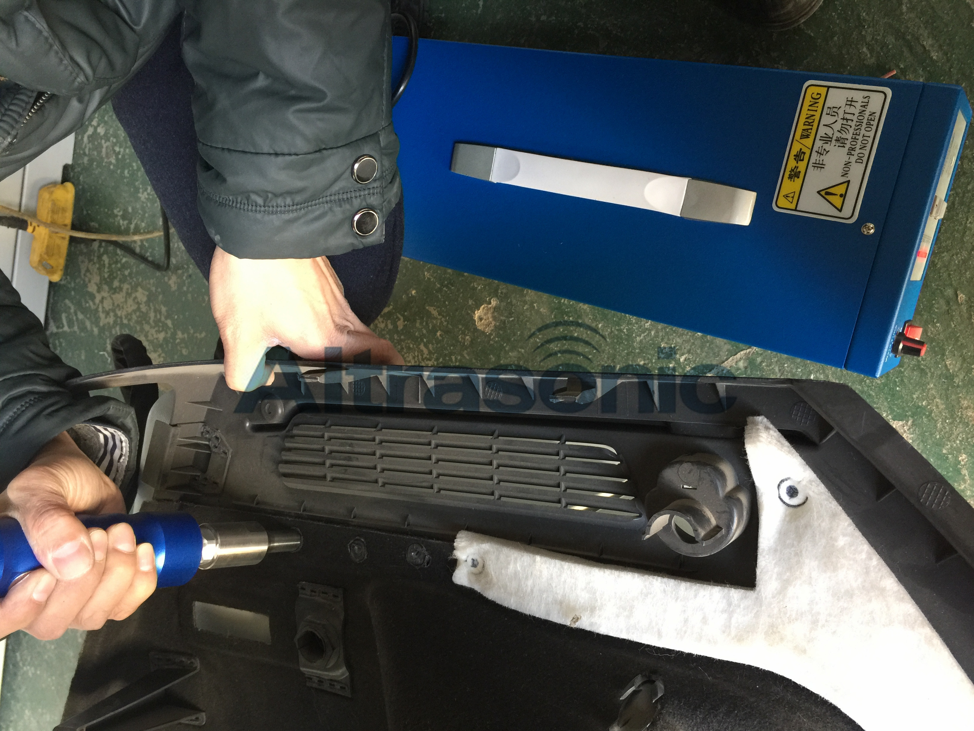 Plastic Riveting Auto Trim Ultrasonic Spot Welding Equipment 300W - 1000W